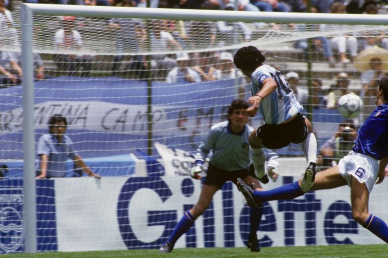 Maradona encuentra su lugar definitivo en el campo de juego
