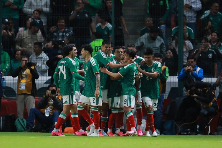 México cierra con goleada el camino al debut mundialista